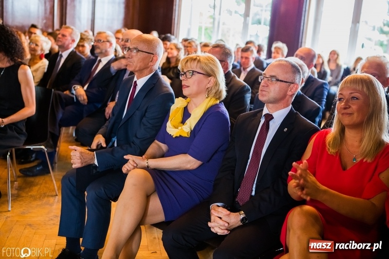 Zdjęcie w galerii na portalu naszraciborz.pl: Powiatowa inauguracja roku szkolnego w I LO wiadomości z regionu