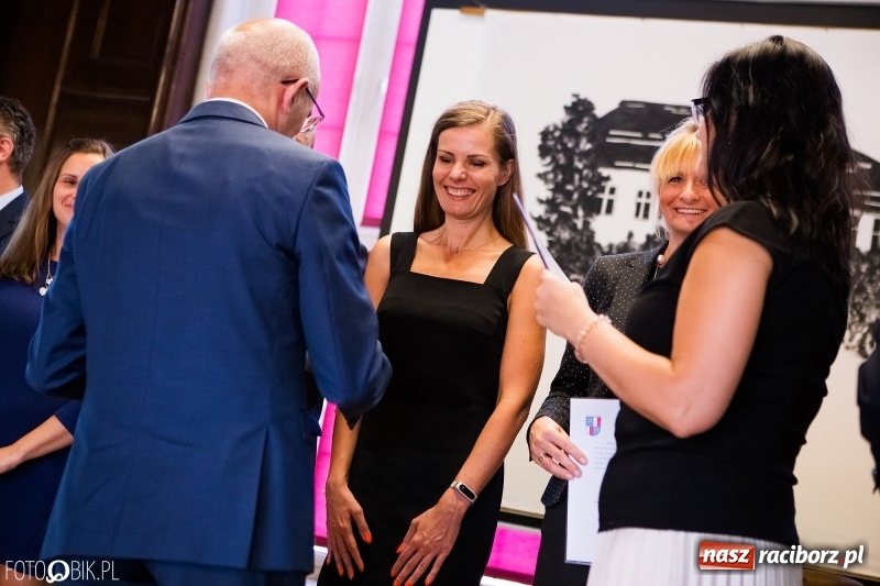 Zdjęcie w galerii na portalu naszraciborz.pl: Powiatowa inauguracja roku szkolnego w I LO wiadomości z regionu