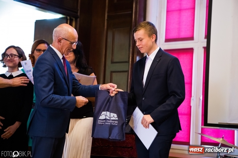 Zdjęcie w galerii na portalu naszraciborz.pl: Powiatowa inauguracja roku szkolnego w I LO wiadomości z regionu