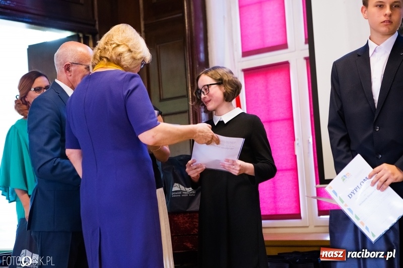 Zdjęcie w galerii na portalu naszraciborz.pl: Powiatowa inauguracja roku szkolnego w I LO wiadomości z regionu