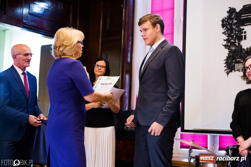 Zdjęcie w galerii na portalu naszraciborz.pl: Powiatowa inauguracja roku szkolnego w I LO wiadomości z regionu