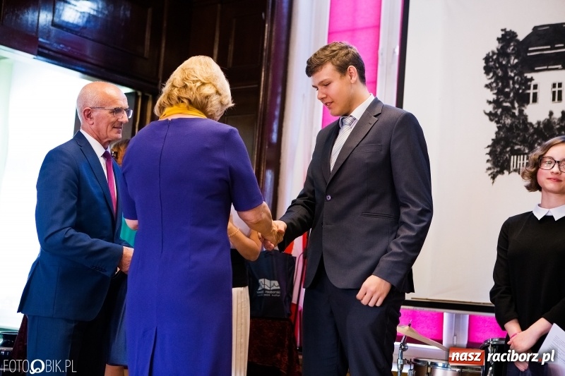 Zdjęcie w galerii na portalu naszraciborz.pl: Powiatowa inauguracja roku szkolnego w I LO wiadomości z regionu