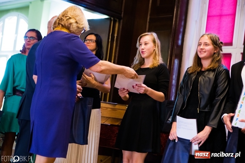 Zdjęcie w galerii na portalu naszraciborz.pl: Powiatowa inauguracja roku szkolnego w I LO wiadomości z regionu