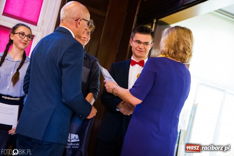 Zdjęcie w galerii na portalu naszraciborz.pl: Powiatowa inauguracja roku szkolnego w I LO wiadomości z regionu