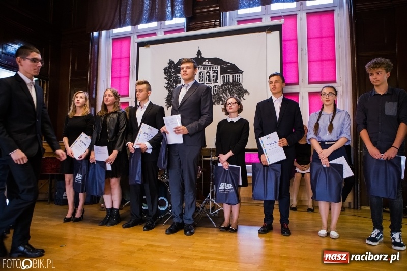 Zdjęcie w galerii na portalu naszraciborz.pl: Powiatowa inauguracja roku szkolnego w I LO wiadomości z regionu