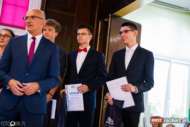 Zdjęcie w galerii na portalu naszraciborz.pl: Powiatowa inauguracja roku szkolnego w I LO wiadomości z regionu