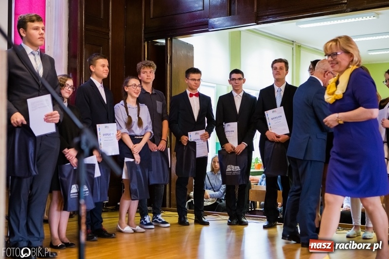 Zdjęcie w galerii na portalu naszraciborz.pl: Powiatowa inauguracja roku szkolnego w I LO wiadomości z regionu