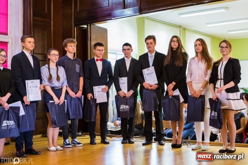 Zdjęcie w galerii na portalu naszraciborz.pl: Powiatowa inauguracja roku szkolnego w I LO wiadomości z regionu