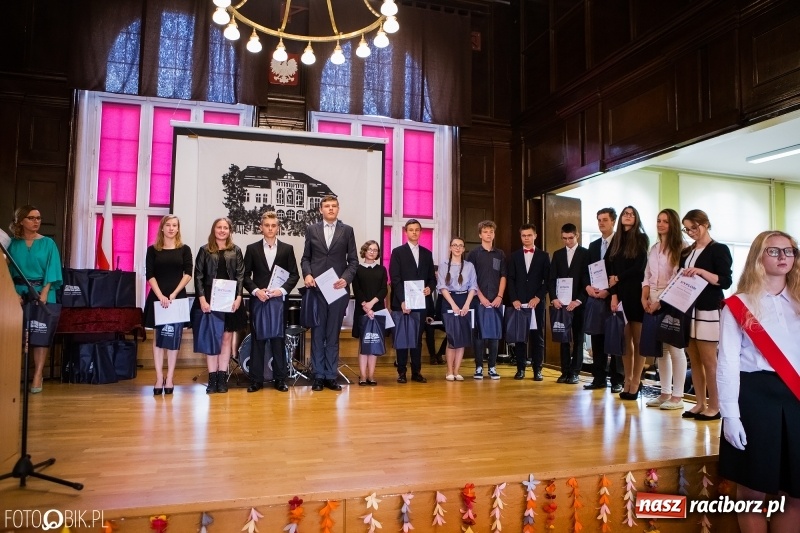 Zdjęcie w galerii na portalu naszraciborz.pl: Powiatowa inauguracja roku szkolnego w I LO wiadomości z regionu