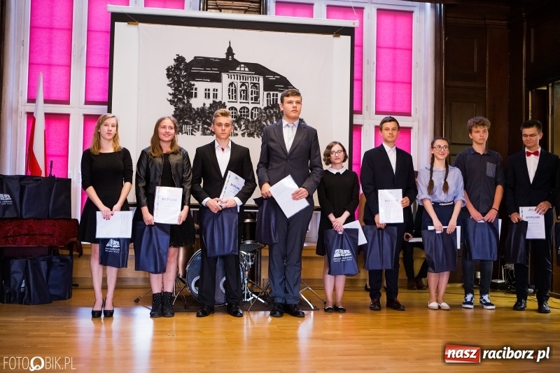 Zdjęcie w galerii na portalu naszraciborz.pl: Powiatowa inauguracja roku szkolnego w I LO wiadomości z regionu