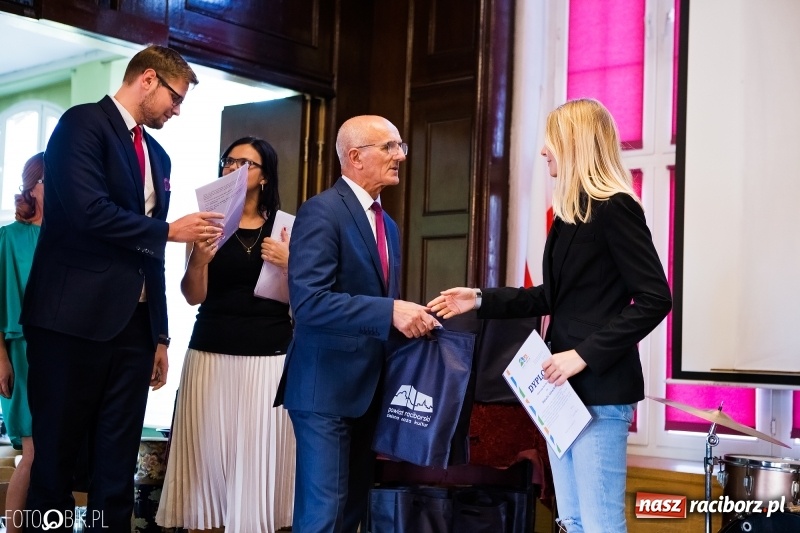 Zdjęcie w galerii na portalu naszraciborz.pl: Powiatowa inauguracja roku szkolnego w I LO wiadomości z regionu