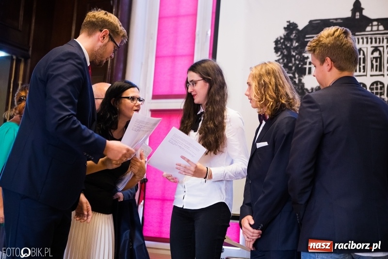 Zdjęcie w galerii na portalu naszraciborz.pl: Powiatowa inauguracja roku szkolnego w I LO wiadomości z regionu