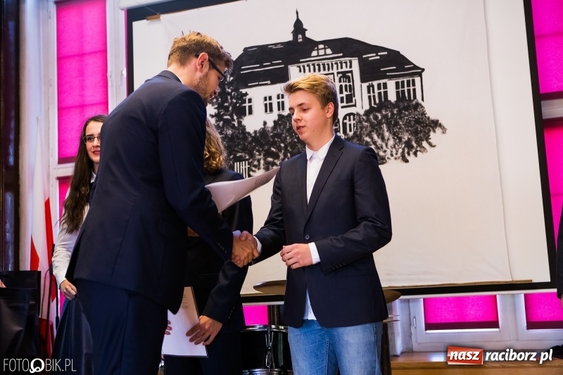 Zdjęcie w galerii na portalu naszraciborz.pl: Powiatowa inauguracja roku szkolnego w I LO wiadomości z regionu