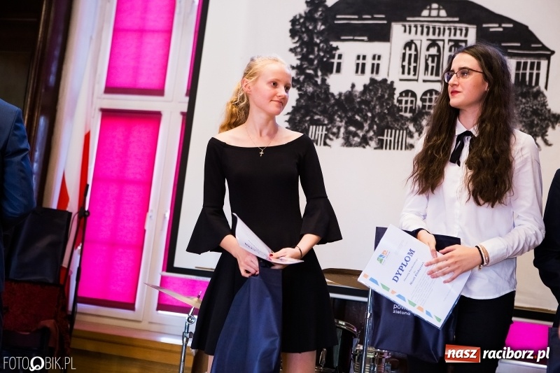Zdjęcie w galerii na portalu naszraciborz.pl: Powiatowa inauguracja roku szkolnego w I LO wiadomości z regionu
