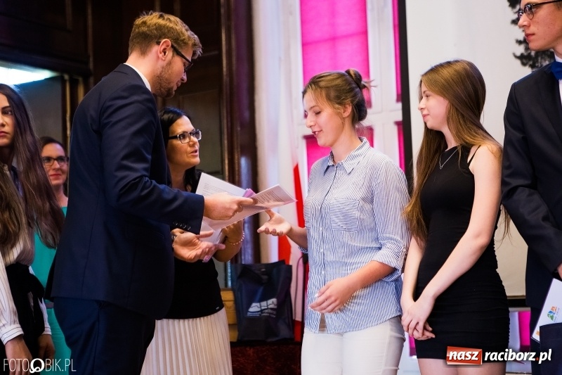 Zdjęcie w galerii na portalu naszraciborz.pl: Powiatowa inauguracja roku szkolnego w I LO wiadomości z regionu