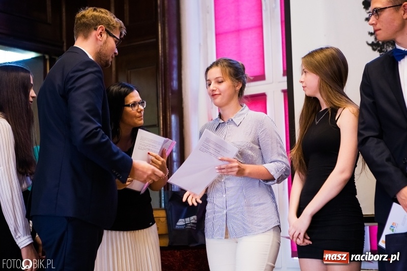 Zdjęcie w galerii na portalu naszraciborz.pl: Powiatowa inauguracja roku szkolnego w I LO wiadomości z regionu