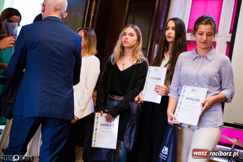 Zdjęcie w galerii na portalu naszraciborz.pl: Powiatowa inauguracja roku szkolnego w I LO wiadomości z regionu