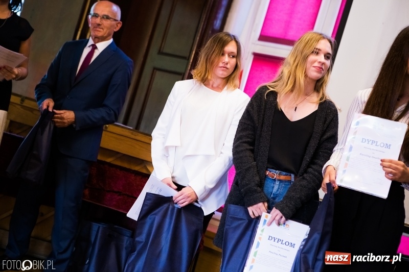 Zdjęcie w galerii na portalu naszraciborz.pl: Powiatowa inauguracja roku szkolnego w I LO wiadomości z regionu