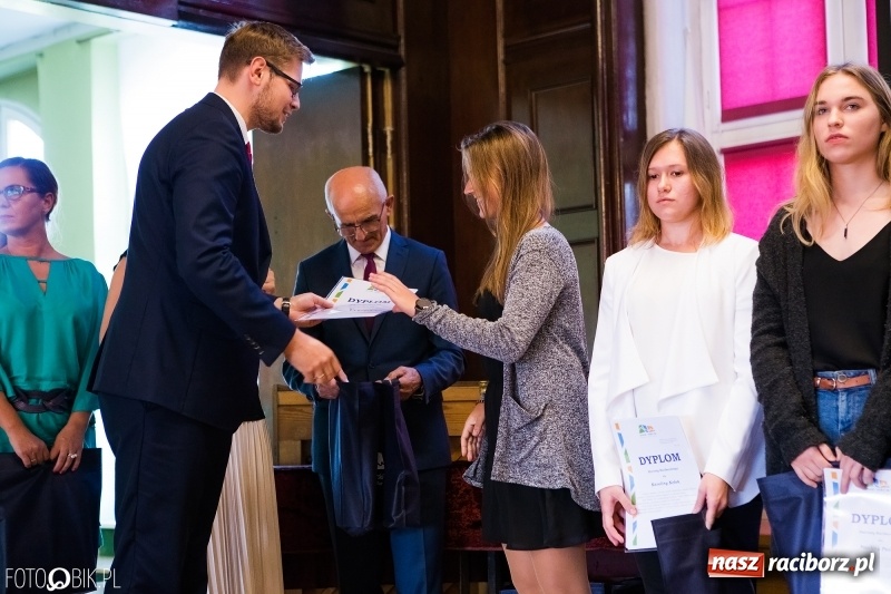 Zdjęcie w galerii na portalu naszraciborz.pl: Powiatowa inauguracja roku szkolnego w I LO wiadomości z regionu