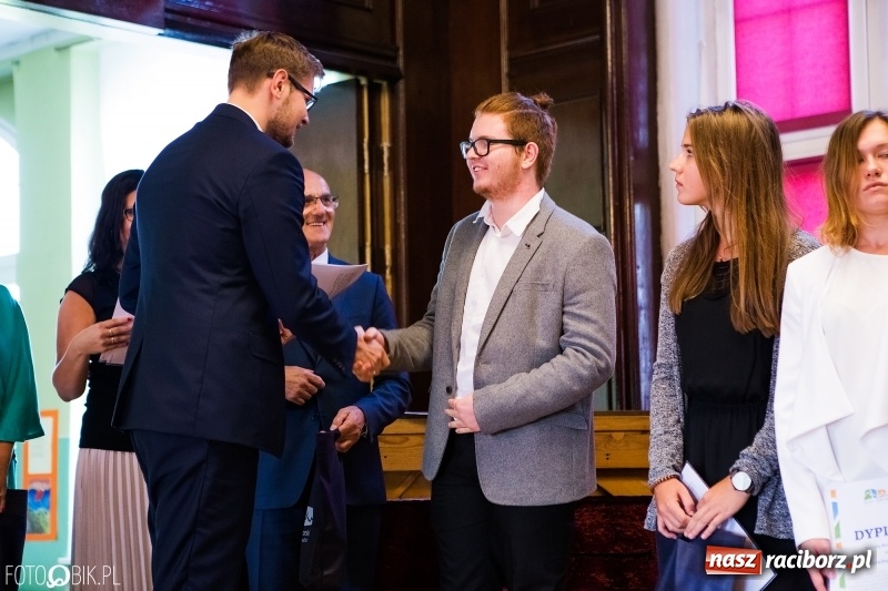 Zdjęcie w galerii na portalu naszraciborz.pl: Powiatowa inauguracja roku szkolnego w I LO wiadomości z regionu