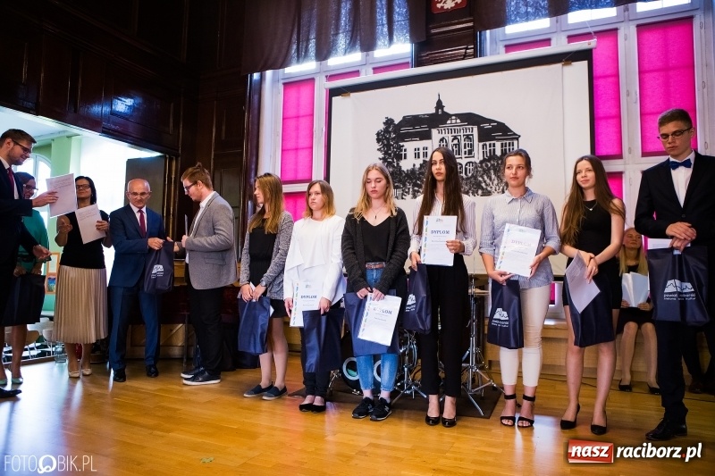 Zdjęcie w galerii na portalu naszraciborz.pl: Powiatowa inauguracja roku szkolnego w I LO wiadomości z regionu