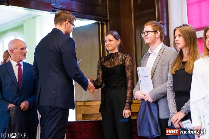 Zdjęcie w galerii na portalu naszraciborz.pl: Powiatowa inauguracja roku szkolnego w I LO wiadomości z regionu