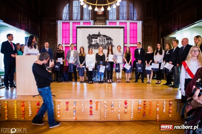 Zdjęcie w galerii na portalu naszraciborz.pl: Powiatowa inauguracja roku szkolnego w I LO wiadomości z regionu