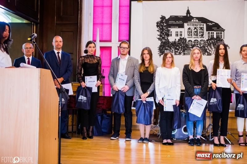 Zdjęcie w galerii na portalu naszraciborz.pl: Powiatowa inauguracja roku szkolnego w I LO wiadomości z regionu