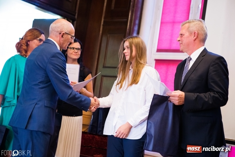 Zdjęcie w galerii na portalu naszraciborz.pl: Powiatowa inauguracja roku szkolnego w I LO wiadomości z regionu