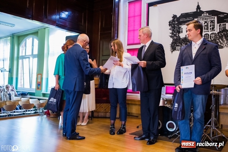 Zdjęcie w galerii na portalu naszraciborz.pl: Powiatowa inauguracja roku szkolnego w I LO wiadomości z regionu