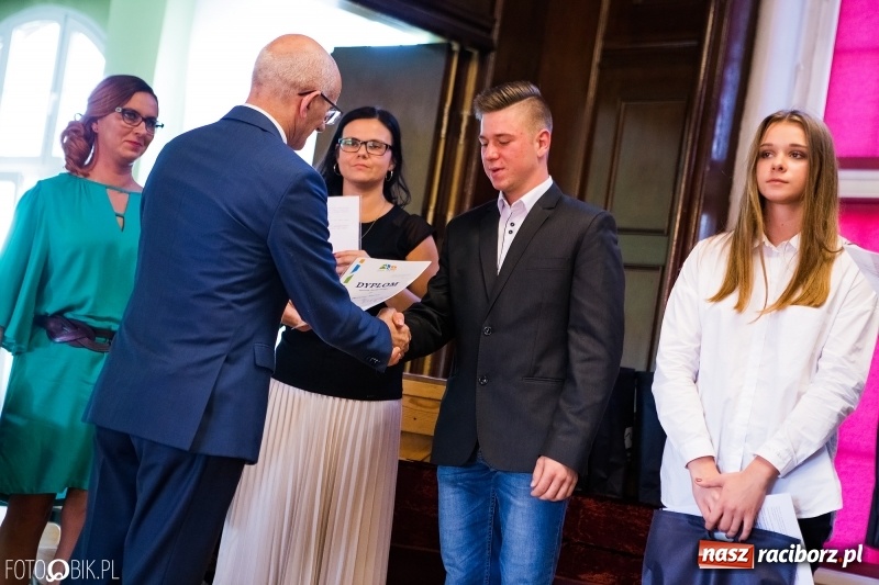 Zdjęcie w galerii na portalu naszraciborz.pl: Powiatowa inauguracja roku szkolnego w I LO wiadomości z regionu