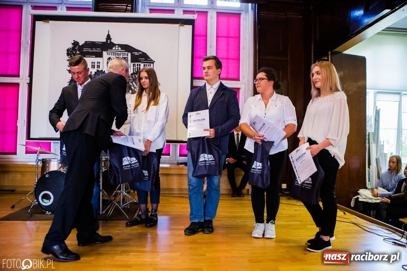 Zdjęcie w galerii na portalu naszraciborz.pl: Powiatowa inauguracja roku szkolnego w I LO wiadomości z regionu