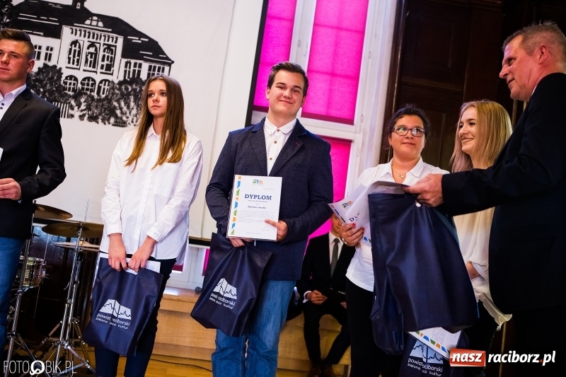 Zdjęcie w galerii na portalu naszraciborz.pl: Powiatowa inauguracja roku szkolnego w I LO wiadomości z regionu