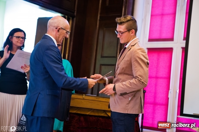 Zdjęcie w galerii na portalu naszraciborz.pl: Powiatowa inauguracja roku szkolnego w I LO wiadomości z regionu