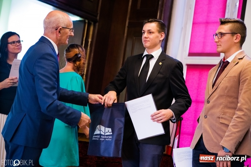 Zdjęcie w galerii na portalu naszraciborz.pl: Powiatowa inauguracja roku szkolnego w I LO wiadomości z regionu