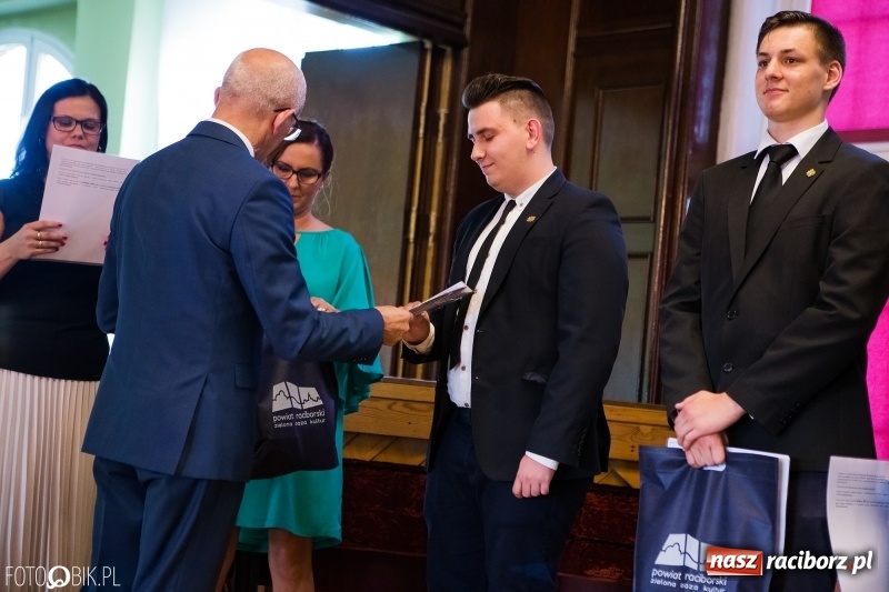 Zdjęcie w galerii na portalu naszraciborz.pl: Powiatowa inauguracja roku szkolnego w I LO wiadomości z regionu