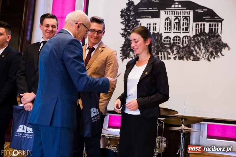 Zdjęcie w galerii na portalu naszraciborz.pl: Powiatowa inauguracja roku szkolnego w I LO wiadomości z regionu