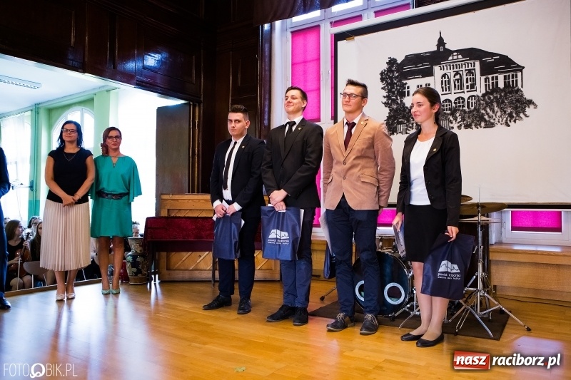 Zdjęcie w galerii na portalu naszraciborz.pl: Powiatowa inauguracja roku szkolnego w I LO wiadomości z regionu