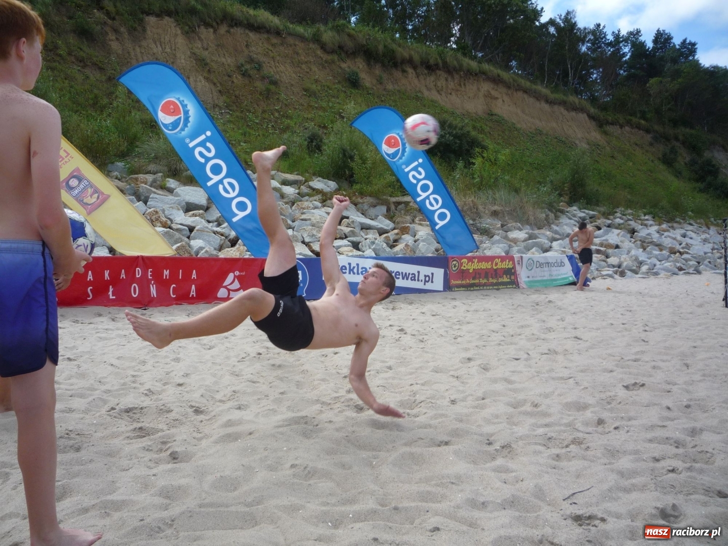 Zdjęcie w galerii na portalu naszraciborz.pl: Przygotowania młodzieży LKS Tworków na obozie w Rewalu wiadomości z regionu