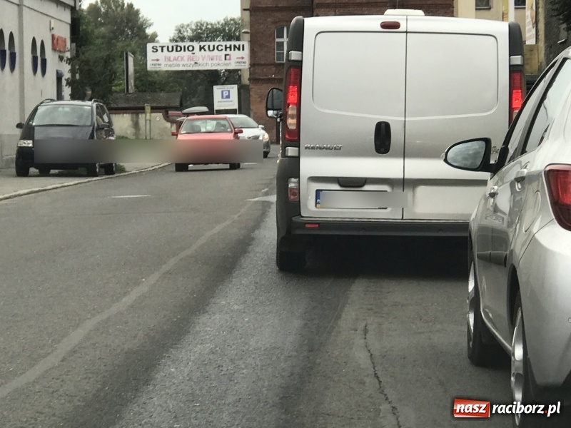 Zdjęcie w galerii na portalu naszraciborz.pl: 600 zł mandatu dla kierowcy cysterny, która wczoraj gubiła olej napędowy wiadomości z regionu