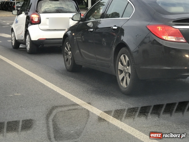 Zdjęcie w galerii na portalu naszraciborz.pl: 600 zł mandatu dla kierowcy cysterny, która wczoraj gubiła olej napędowy wiadomości z regionu