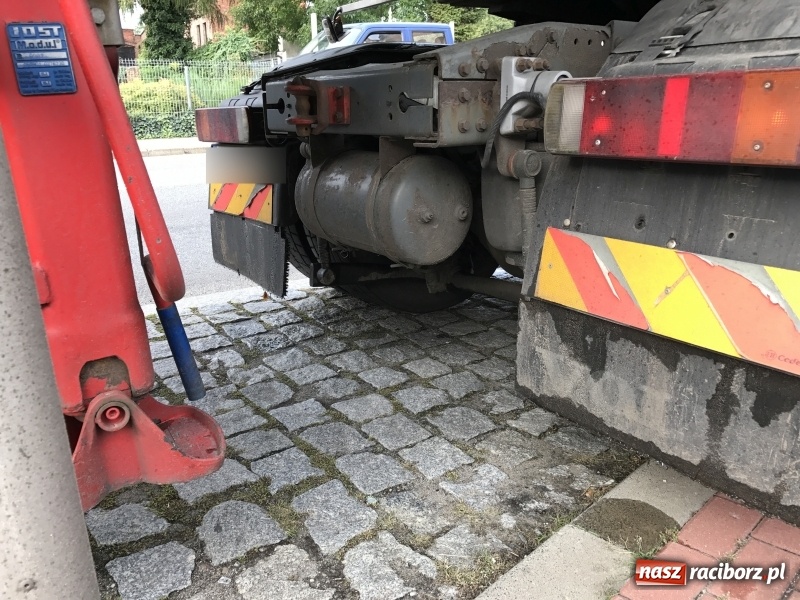 Zdjęcie w galerii na portalu naszraciborz.pl: 600 zł mandatu dla kierowcy cysterny, która wczoraj gubiła olej napędowy wiadomości z regionu