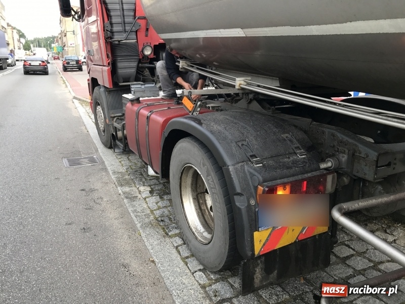 Zdjęcie w galerii na portalu naszraciborz.pl: 600 zł mandatu dla kierowcy cysterny, która wczoraj gubiła olej napędowy wiadomości z regionu