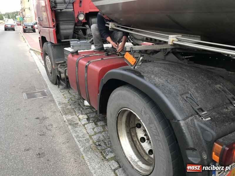 Zdjęcie w galerii na portalu naszraciborz.pl: 600 zł mandatu dla kierowcy cysterny, która wczoraj gubiła olej napędowy wiadomości z regionu