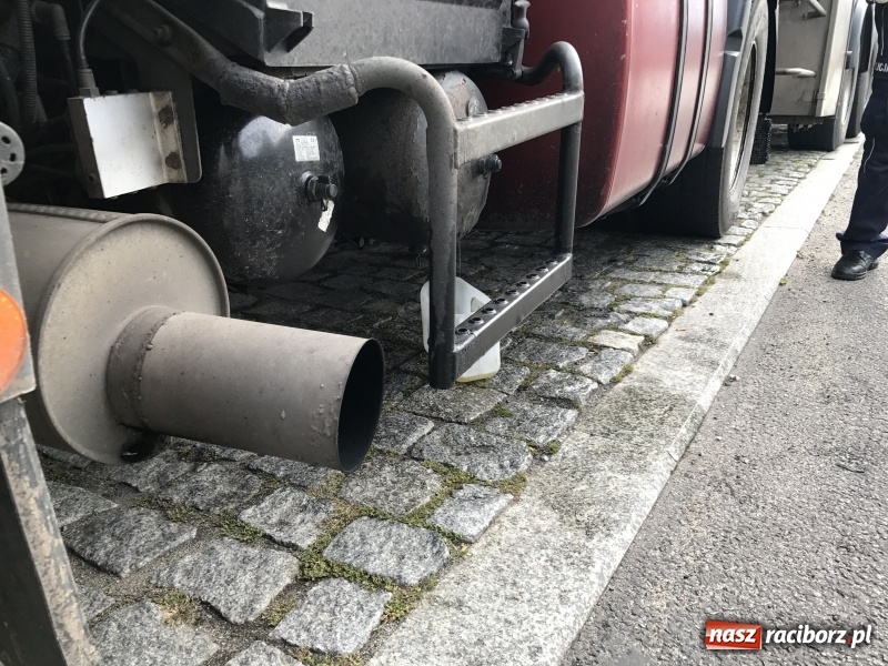 Zdjęcie w galerii na portalu naszraciborz.pl: 600 zł mandatu dla kierowcy cysterny, która wczoraj gubiła olej napędowy wiadomości z regionu