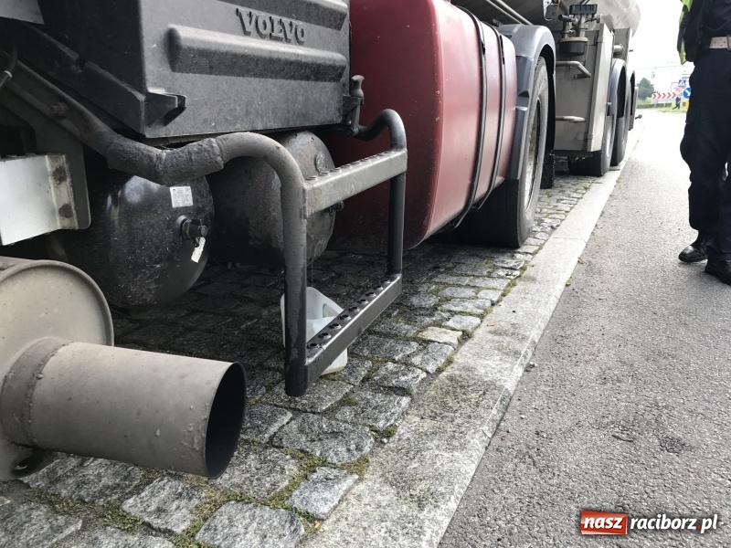 Zdjęcie w galerii na portalu naszraciborz.pl: 600 zł mandatu dla kierowcy cysterny, która wczoraj gubiła olej napędowy wiadomości z regionu