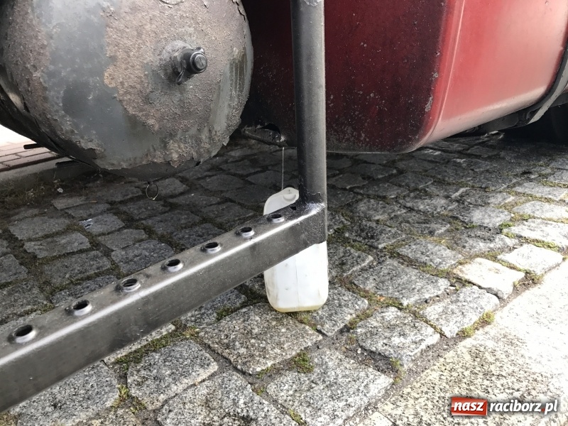 Zdjęcie w galerii na portalu naszraciborz.pl: 600 zł mandatu dla kierowcy cysterny, która wczoraj gubiła olej napędowy wiadomości z regionu