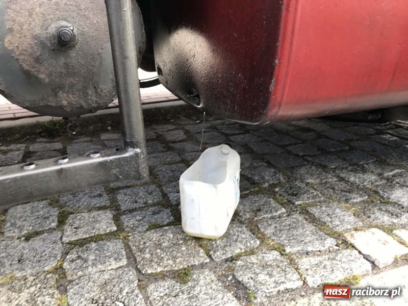 Zdjęcie w galerii na portalu naszraciborz.pl: 600 zł mandatu dla kierowcy cysterny, która wczoraj gubiła olej napędowy wiadomości z regionu