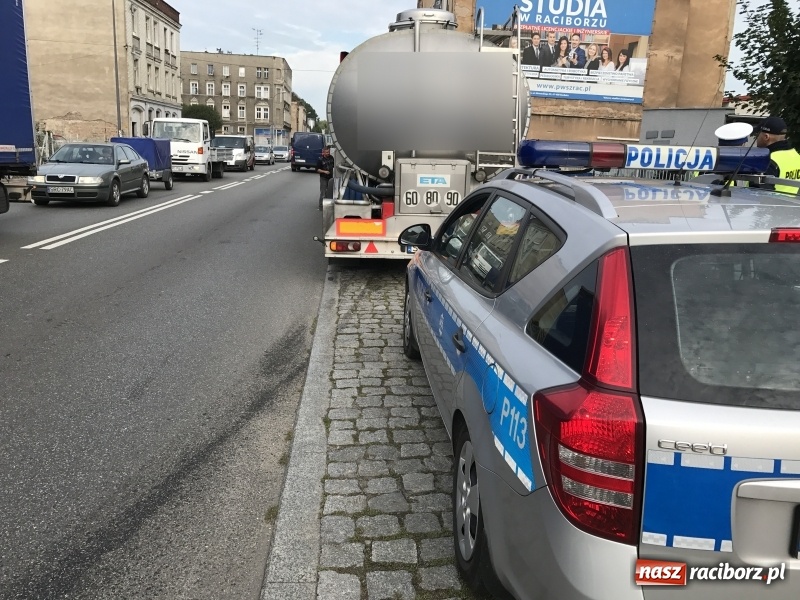 Zdjęcie w galerii na portalu naszraciborz.pl: 600 zł mandatu dla kierowcy cysterny, która wczoraj gubiła olej napędowy wiadomości z regionu