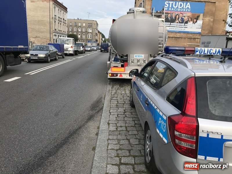 Zdjęcie w galerii na portalu naszraciborz.pl: 600 zł mandatu dla kierowcy cysterny, która wczoraj gubiła olej napędowy wiadomości z regionu